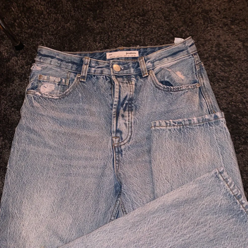 Ljusa, Mom fit jeans ifrån stradivarius, köpta förra året, sällan använda. Bra skick!! Köpta för 400kr ✨. Jeans & Byxor.