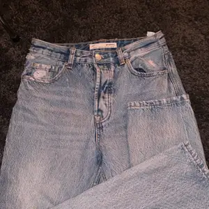 Ljusa, Mom fit jeans ifrån stradivarius, köpta förra året, sällan använda. Bra skick!! Köpta för 400kr ✨