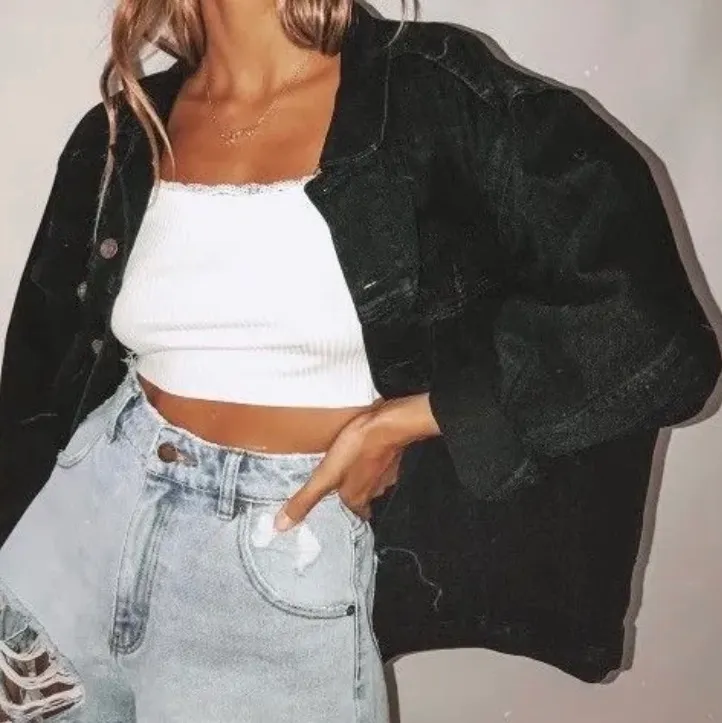 Jättefin oversized jeansjacka från bershka. Jättefint skick, en liten fraktkostnad tillkommer för köparen💖. Jackor.