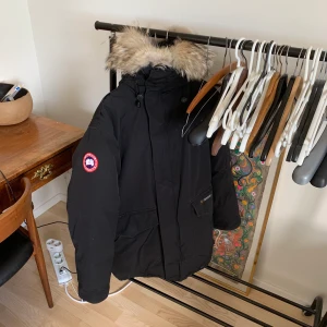 Canada goose jacka - Säljer min canada goose expedition jacka. Ny pris är 12000, storlek M.  Sparsamt använd.