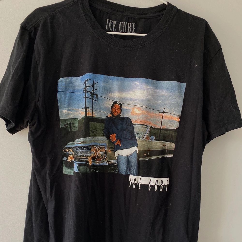 Asball oversize t-shirt med Ice Cube. Köpt på asos och knappt använd. Sitter assnyggt på. Passar S-L beroende på hur man vill att den ska sitta. T-shirts.
