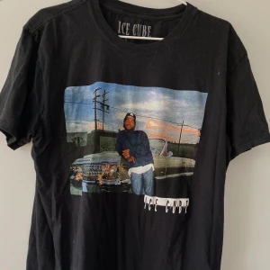 Vintage T-shirt - Asball oversize t-shirt med Ice Cube. Köpt på asos och knappt använd. Sitter assnyggt på. Passar S-L beroende på hur man vill att den ska sitta