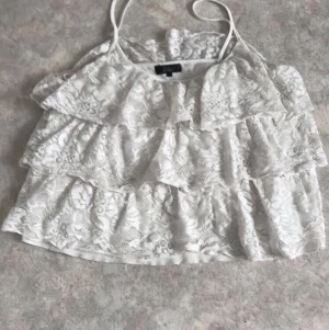 Spetslinne - Jättefint sommarlinne i spets. Säljes pga förstort för mig. Köparen står för frakt