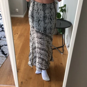 & other stories kjol storlek 34 - Ormkjol, fin passform och sann till storlek. Ett år gammal men fortfarande i bra skick!