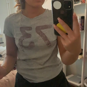 Levis T-shirt - Super fin grå t-shirt från Levis⚡️⚡️ säljer pågrund av att den inte kommer till användning💗 pris kan diskuteras men köparen står för frakten om det inte funkar att mötas upo