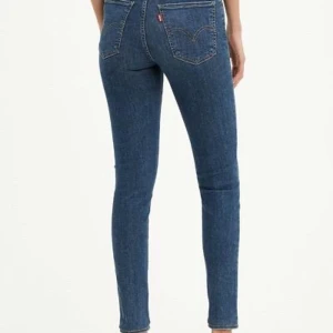 mile high super skinny levis jeans - säljer dessa mile high super skinny levis jeans. sitter bra på mig men säljer eftersom de inte passar min stil längre. frakt tillkommer💕
