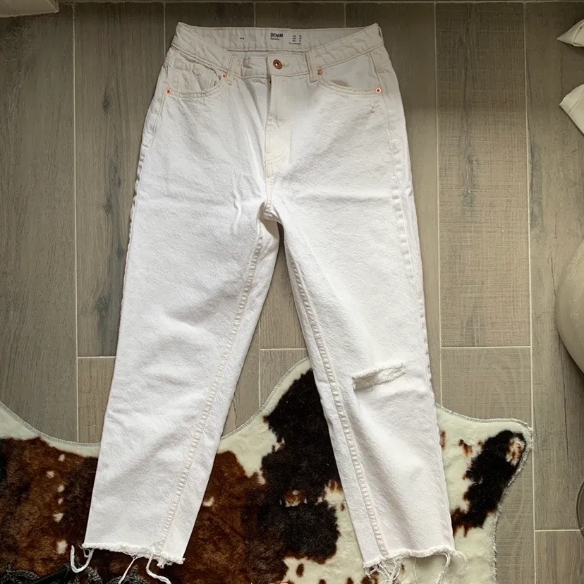 snygga vita mom jeans med hål i från bershka. säljer eftersom de inte riktigt passar min stil längre. frakt tillkommer💕. Jeans & Byxor.