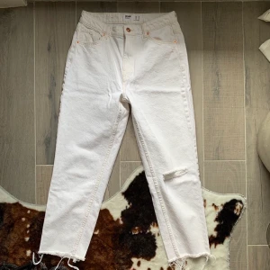 vita mom jeans - snygga vita mom jeans med hål i från bershka. säljer eftersom de inte riktigt passar min stil längre. frakt tillkommer💕