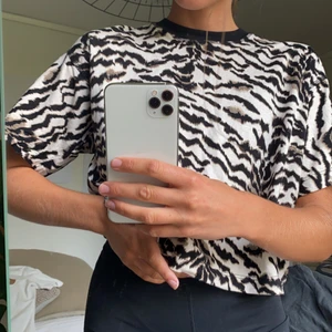 Mönstrad T-shirt  - Säljer denna snygga T-shirt med sååå bra passform! Frakt på 36kr tillkommer 