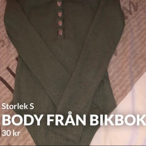 Grön body från BIKBOK - Grön body från bikbok med knappar. Mitt pris: 30kr+ frakt 