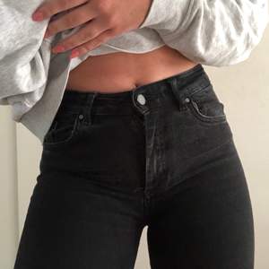 Svarta jeans köpta på Carlings från märket Karve! Bra kvalité fortfarande (några småtrådar på några ställen som är lätta att klippa bort) säljer för 350 eller högsta bud. Nypris: 700! Köparen står för frakten💕