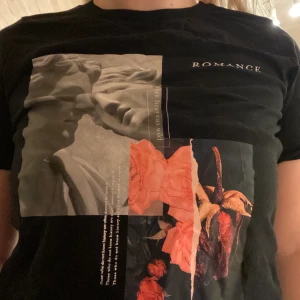 Oanvänd t-shirt med tryck - Oanvänd t-shirt från Gina Tricot med super fint tryck! Strl S🥰