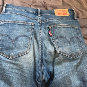 Tajta Levis jeans! - Tajta Levis jeans! Storlek 24!                                                          Jag säljer dom för dom är för små! I midjan, dock i lövängen är dom bra är ca 163-164cm