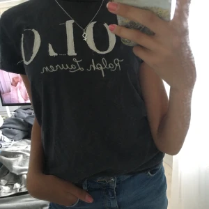 Ralph Lauren t-shirt  - Ralph Lauren t-shirt i vintage stil. Finns inte längre att köpa. Fint skick💛 Säljer denna för 150 kronor + frakt eller bud.