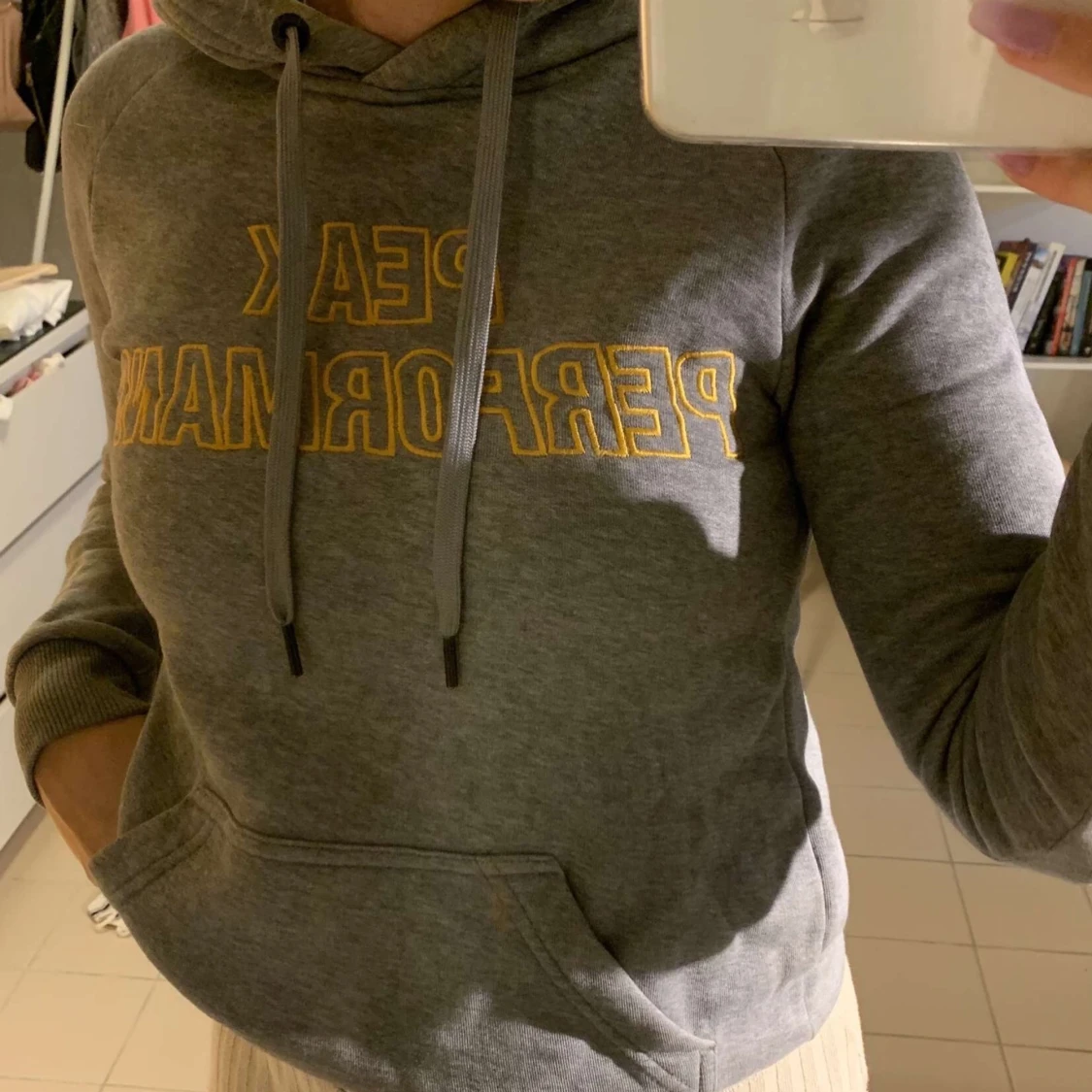 Grå Peak Performance Hoodie Med Gul Text