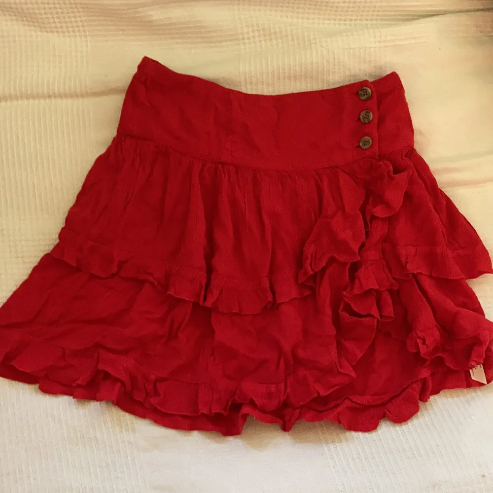 Säljer min superfina free people kjol då jag tyvärr växt ur den. Fint skick. Färgen motsvarar bäst den på sista bilden. Frakt: 44 kr. Hör gärna av dig om du är intresserad!☺️. Kjolar.