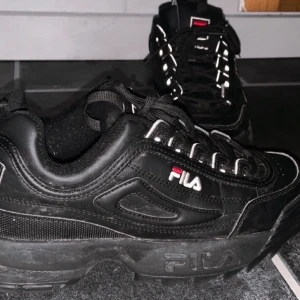 Fila skor - Dem är knappt använda och superfint skick🥰 om fler är intresserade blir det budgivning, pris går att diskutera. Du står för frakten 