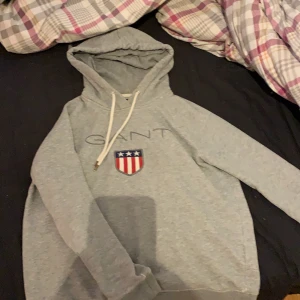 Gant hoddie - En grå gant som jag köpte men inte använder så ofta som jag hade hoppats på, frakt står köpare för😊