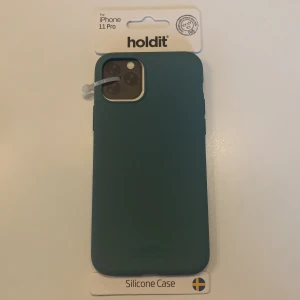 Mobilskal - Säljer mitt iPhone skal som är helt orört eftersom köpte fel storlek. Så väldigt bra kvalitet!! Ett matt skal. 100 kr och 50 kr frakt.