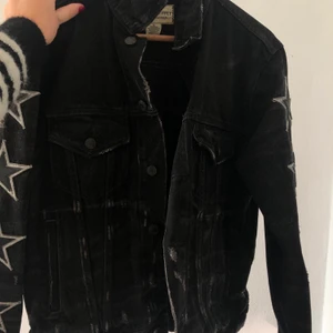 Vintage jeansjacka Ralph Lauren, sjärnor - Asball vintage jeansjacka med stjärnor på ärmarna och urtvättad svart färg
