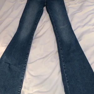 Bootcut jeans - Skit Snygga utsvängda högmidjade jeans som jag inget annat än tröttnat på, köpta för 400kr på bikbok. Xs men skulle sagt s