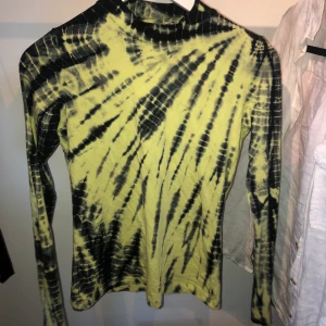 Tie dye tröja - Tie dye tröja från weekday köpt förra året, knappt använd men är hur snygg som helst🥰 Buda med minst 10kr 🌸