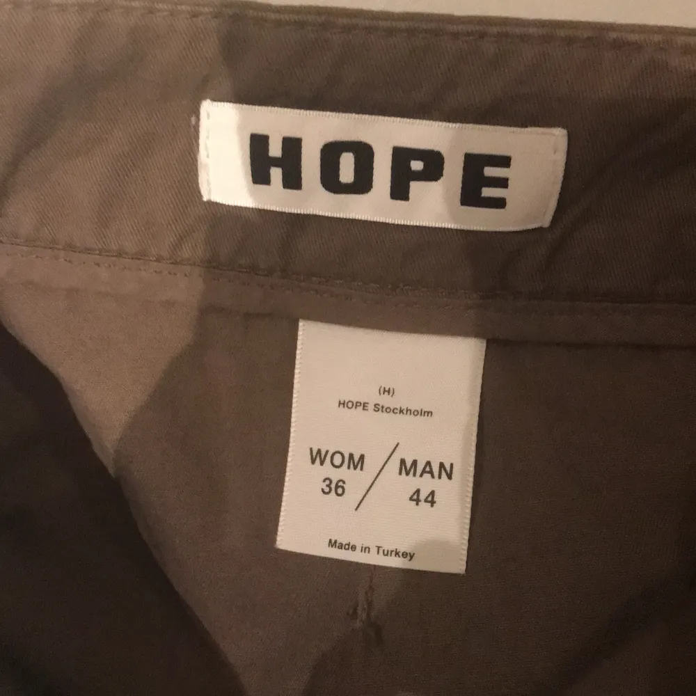 Ett par oanvända byxor från Hope endast använda 1 gång. Storlek Wom 36 & Man 44.. Jeans & Byxor.