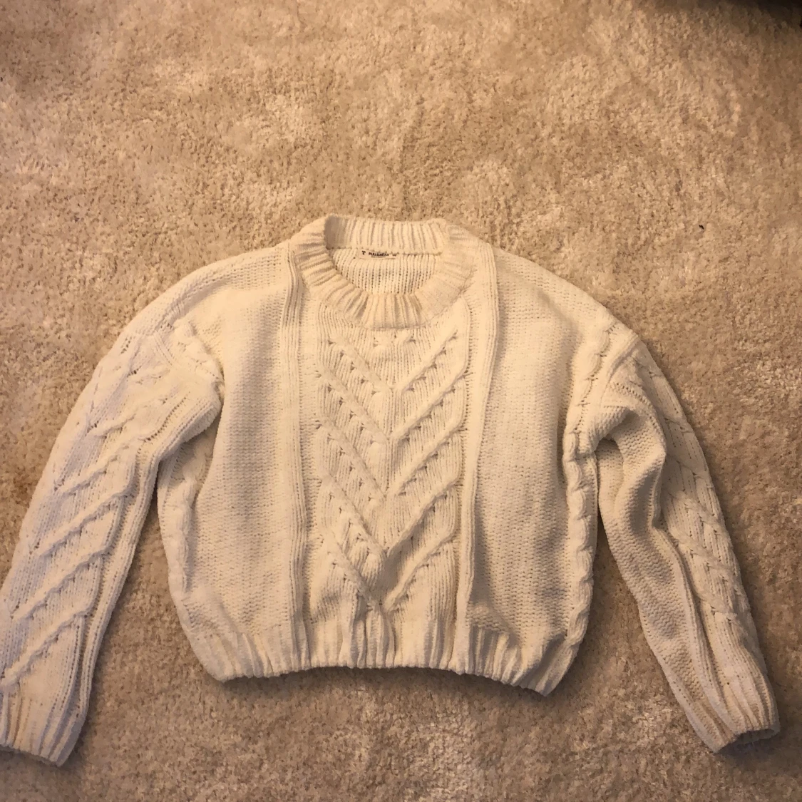 Vit stickad tröja med mönster från pull and bear strl s