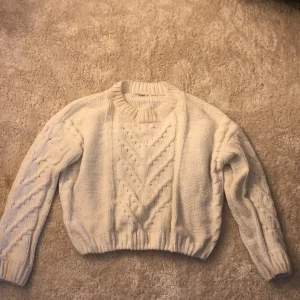 Vit stickad tröja med mönster från pull and bear strl s - Super fin Vit stickad tröja med mönster från pull and bear strl s. Super mysig och varm.