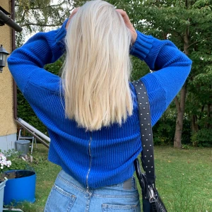 Stickad sweater - Kornblå stickad tröja från Lindex! Väldigt fin i ryggen och passar till mycket! Jeans, kjol eller över en klänning! Använd ett tiotal gånger men i skick som ny. Den nopprar inte och är väldigt fin i kvaliteten. Köpare står för frakt! Swish! 