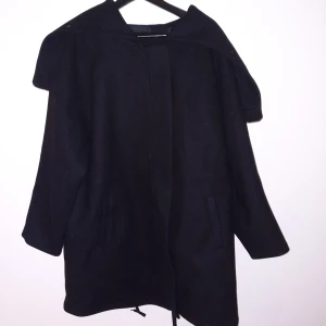 Höst/vinterjacka - Helt oanvänd jacka i stl 46. Har en pälsdetalj som går att tas bort på kragen.