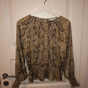 Superfin blus med 🐍 mönster  - Snygg blus ifrån H&M, endast använd 1 gång så är i nyskick! Storlek 34 men skulle nog säga att den är mer som en 36! Passar nog en S-M! 90kr+ frakt eller buda! 😊🖤 Kom PM för frågor!