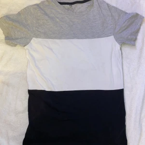 H&M tshirt stl 146/152 - Snygg tshirt från H&M i stl 146/152. Fint skick!