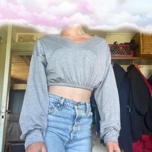 Topp - Säljer denna gråa toppen då den inte kommer till användning. Tröjan är i en kortare modell men en v ringning både bak o fram. Tröjan är i storlek S men skulle passa både M och Xs beroende på hur du vill att dem ska sitta! Hör av dig privat vid fler frågor. Mvh Clara💕