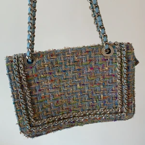 Färgglad Väska  - Fin väska från Gina tricot. Använd ett fåtal gånger men inga defekter. Säljer pga att den inte kommer till användning. 