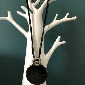 Knappt använt halsband - Jättebra skick•Frakt 11 kr