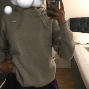 Nike hoodie - Säljer den skit snygga Nike hoodie från Junkyard då jag har en liknande. Har sytt in ett resårband så att den sitter tajtare vid midjan då jag föredrar det (sista bilden) inget som syns från utsidan. Köparen betalar frakt ☺️