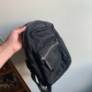 Lite praktisk ryggsäck - Jätte praktisk och fin ryggsäck, knappt använd. Pris kan diskuteras. Köparen står för frakten. Kan mötas upp i Lund.