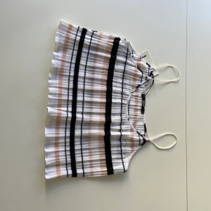 Topp - Inte använd med lappen kvar. Luftig sommartröja. 300kr med dem matchande byxorna. + frakt om dem köps enskilt