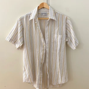 Skjorta - Cool skjorta, typ oversized. Har använt två gånger. Den är i good condition. Materialet är skön och luftigt. Om plagget ovan hittar ett nytt hem kan jag mötas upp i Uppsala eller så står köparen för frakten :))