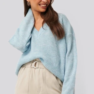 Stickad tröja - Stickad blå tröja från NA-KD. Jätte mysig och fin i ett ny skick men säljer eftersom den tyvärr aldrig kommer till användning. Köpt för 299kr men säljer 140kr, frakt tillkommer.