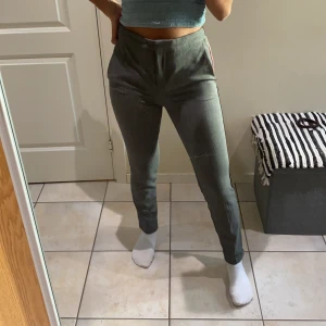 Kostymbyxor  - Säljer kostymbyxor från Zara storlek XS för 199kr. Byxorna är knappt används så de är i god skick.