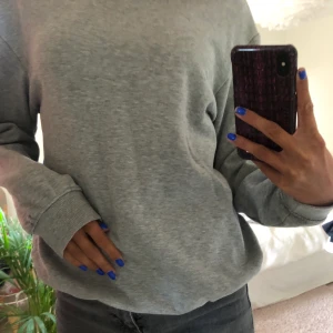 Hm - As snygg grå college tröja i svin bra skick! Passar till allt och väldigt billig också!!✨