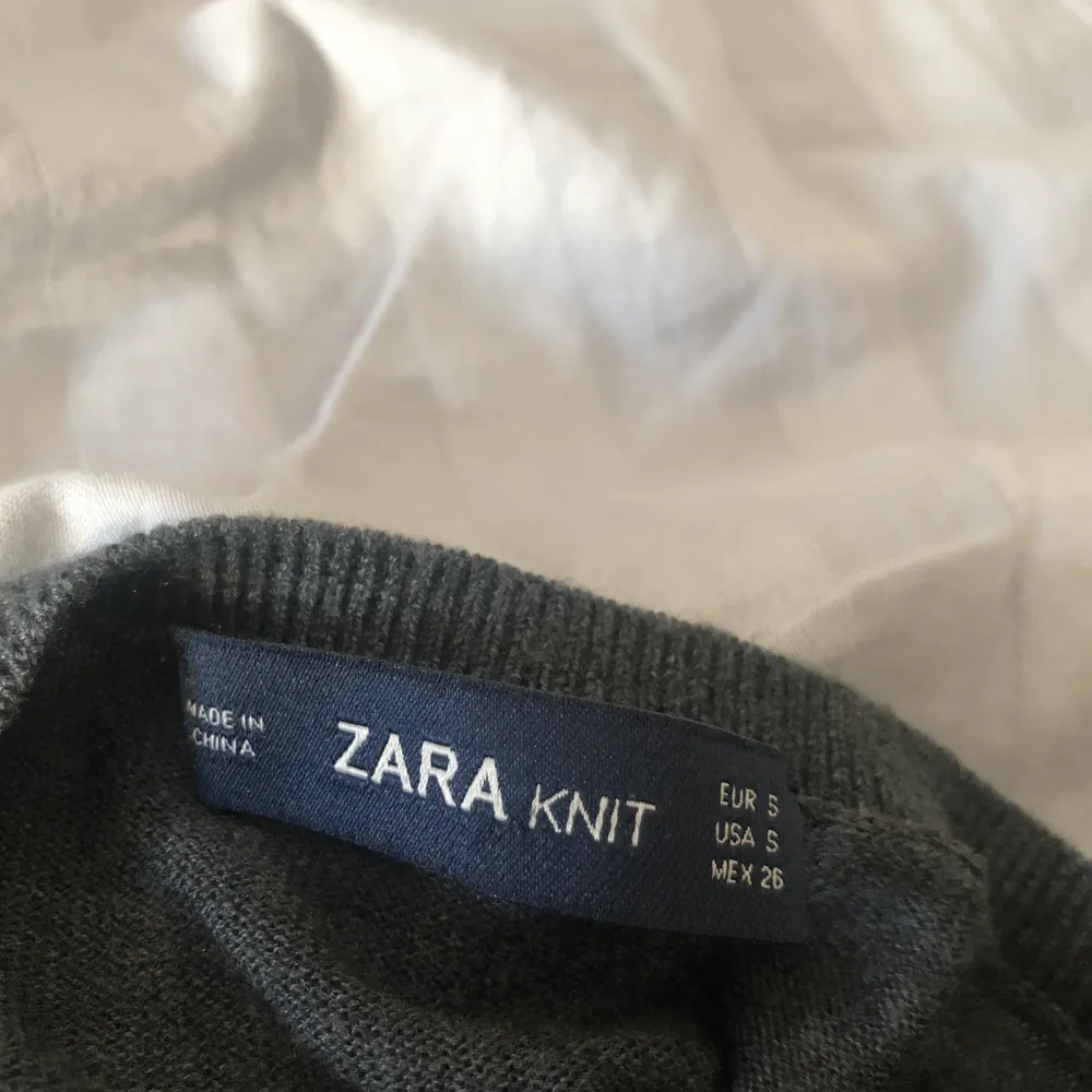 En mörkgrå basic tröja från Zara i storlek S. Säljer pga ingen användning. Frakt tillkommer. Tröjor & Koftor.
