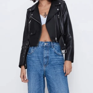 Skinn jacka - Jätte snygg trendig skinn(fakeskinn) jacka ifrån zara, aldrig använd!!! Säljes pga av att jag har 2 likadana💕