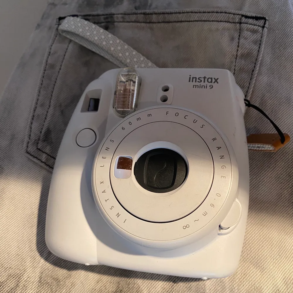 Väl fungerande Polaroid kamera inköpt på Urban Outfitters i New York för 800:-. Frakt tillkommer för 60:-🥰🦋💜. Accessoarer.