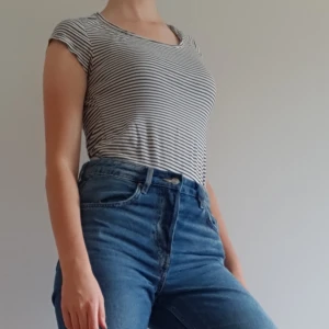 Randig tshirt  - Randig tshirt från Gina Tricot i storlek S. Säljer för 40kr exklusive frakt (44kr). Bjuder dock alltid på frakten vid köp över 300kr! 