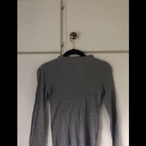 Grå polotröja storlek xs  - Frakt ingår i priset 
