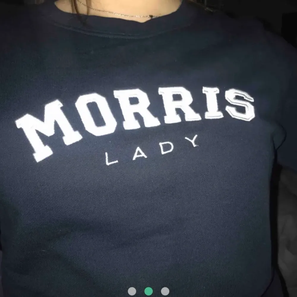 Säljer denna Morris tröja i ordinariepris 1000kr. På lappen står det Xs, men skulle säga att det passar de i S eller i en mindre M. 🦋🦋 supermysig till kommande hösttider:)) (obs, bilderna är repostade). Hoodies.