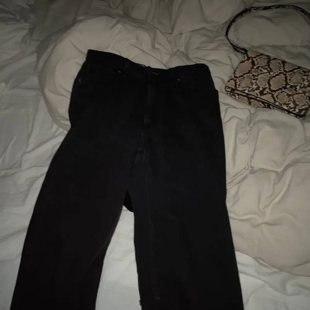 Svarta Yoko jeans från monki i storlek 24. Något urtvättade annars inga fel på dom. Köparen står för frakt, priset kan diskuteras! Kan skicka fler bilder! . Jeans & Byxor.